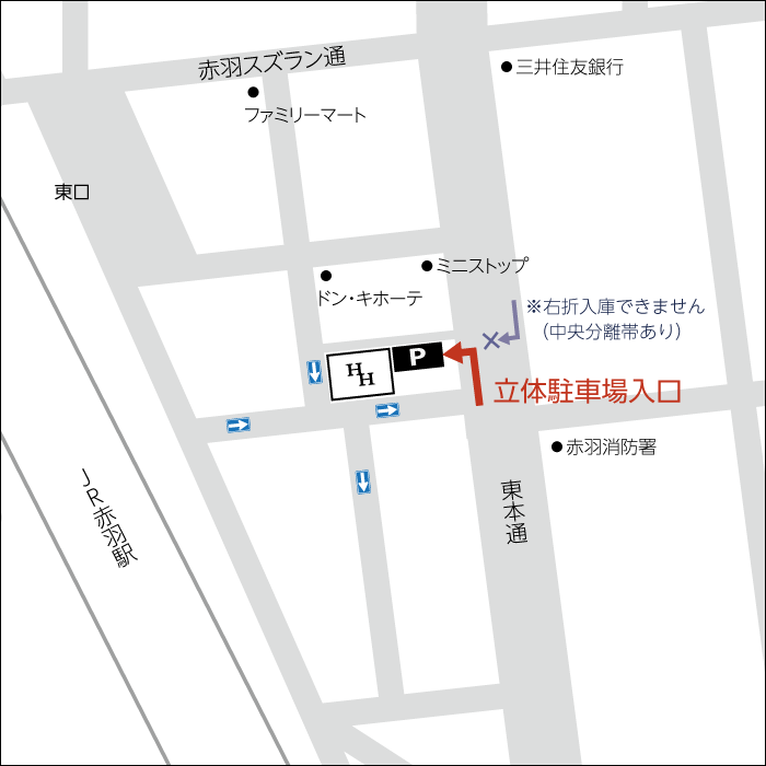 立体駐車場入口はホテル裏