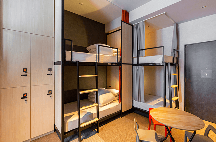 グループルーム 2段ベッド×2台／シャワー・トイレ付